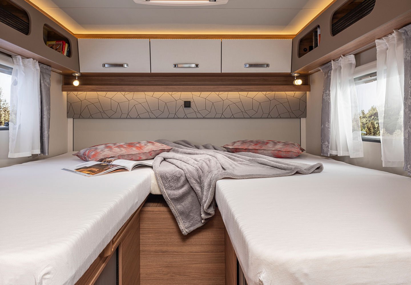 CaraLoft: Gemütliche Einzelbetten mit EvoPore HRC Matratzen in Serie